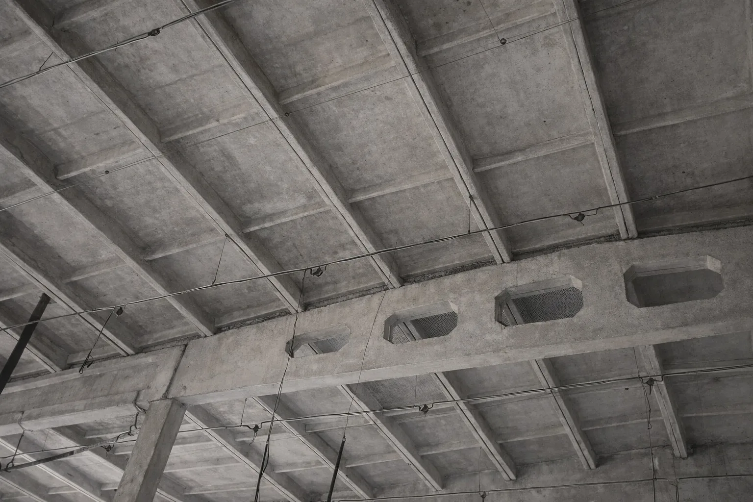 Побелка потолка после